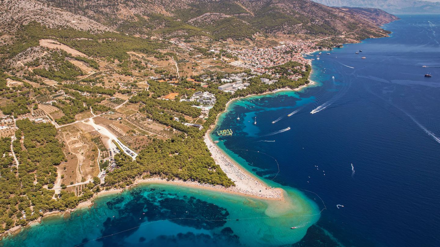 Zlatni rat i mjesto Bol na južnoj obali Brača, iz zraka