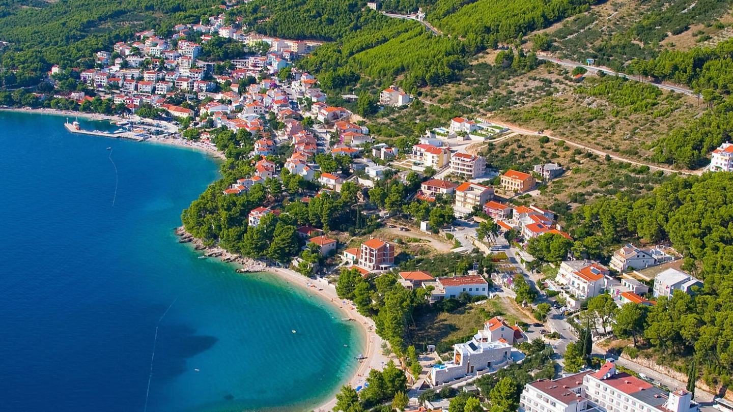 Brela iz zraka, kuće među borovima na padini iznad plaže