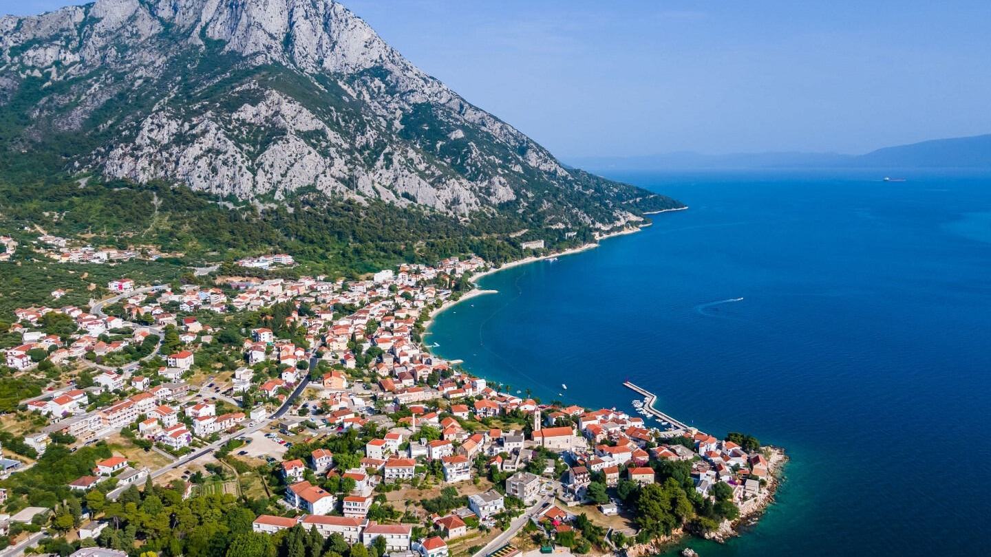 Gradac na južnom kraju Makarske rivijere, iz zraka ispod grebena Biokova