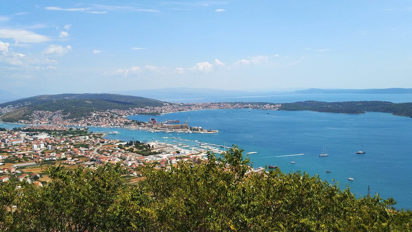 Kaštelanski zaljev s brda, nasuprot Trogir i brodogradilište