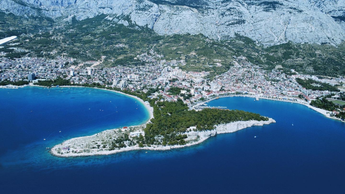 Makarska iz zraka, pošumljeni poluotok Sveti Petar između dviju uvala pod Biokovom