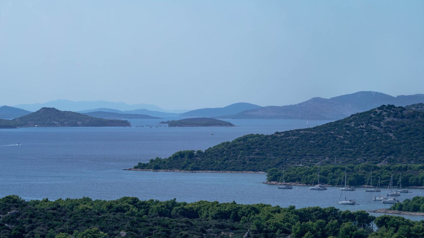 Kanal pred Murterom prema Kornatima, jahte na sidru