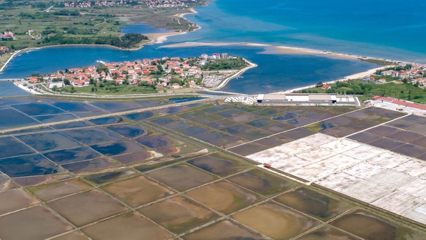 Solane u Ninu, iza njih zidinama okružena stara jezgra na otočiću u laguni