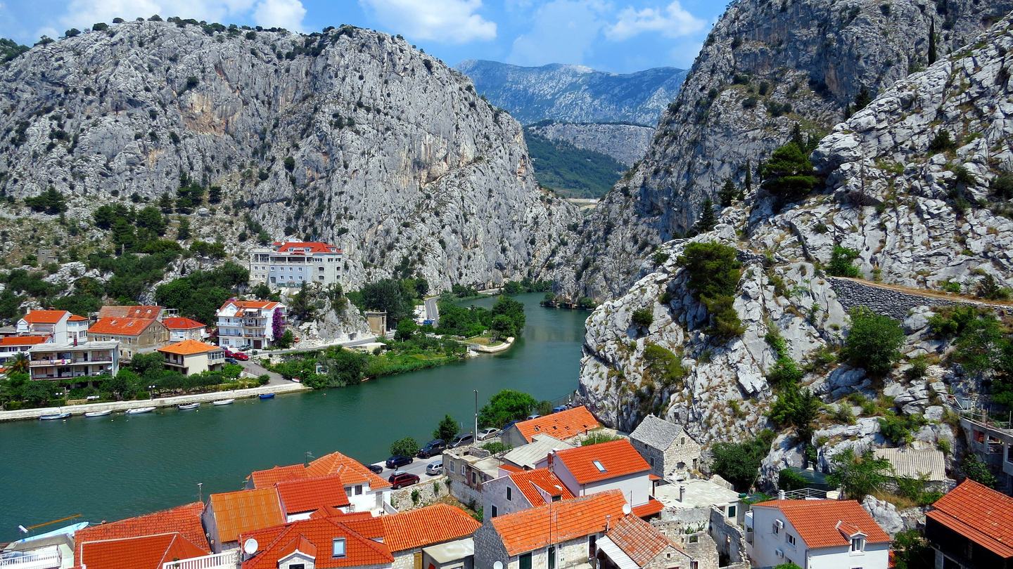 Ušće kanjona Cetine kod Omiša, rijeka između okomitih stijena