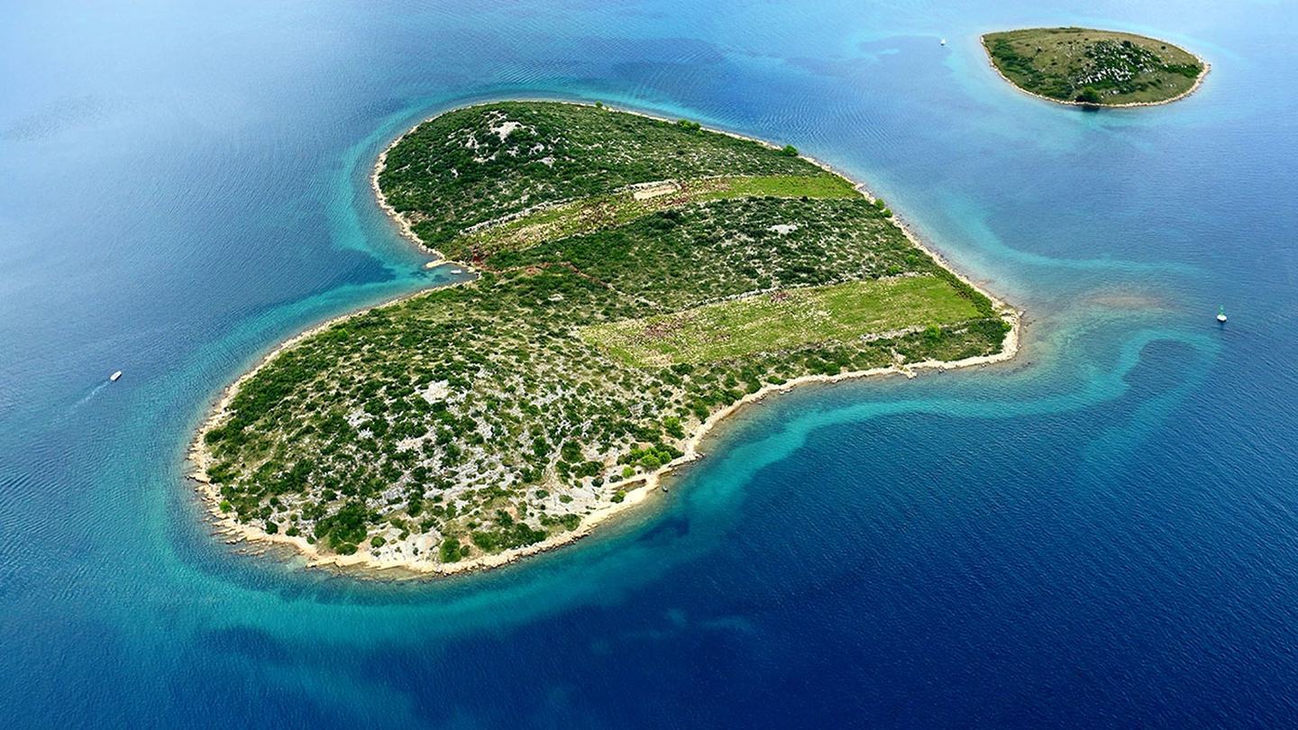 Otočić pred Pakoštanima, stare poljske terase i suhozidi iznad plitke vode