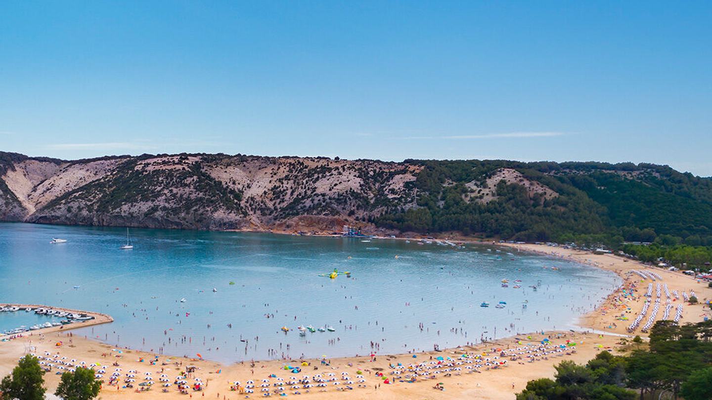 Široka pješčana uvala Lopar na Rabu u punoj sezoni