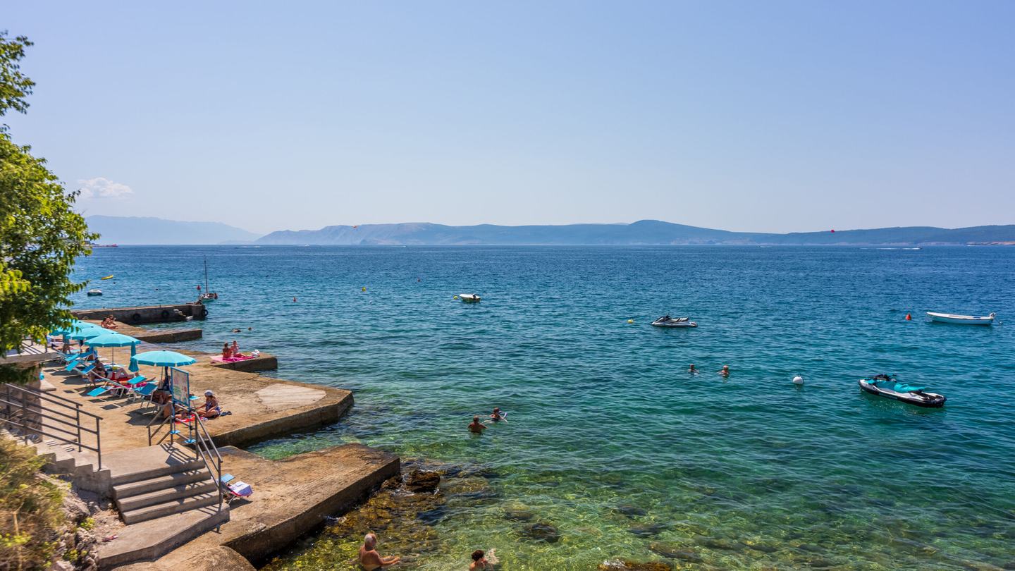 U stijenu usječene kupališne platforme u Selcu, nasuprot otok Krk