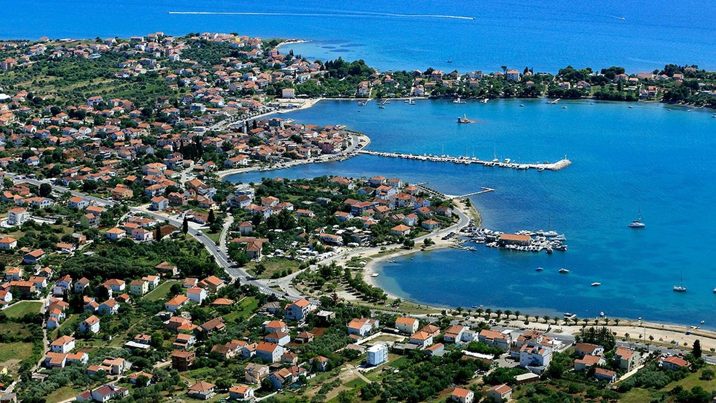 Sukošan iz zraka, uvale i marina na obali južno od Zadra
