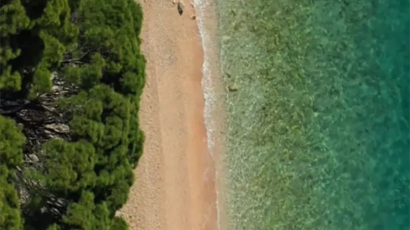 Plaža u Tučepima izravno odozgo: borova šuma, šljunak i bistra voda