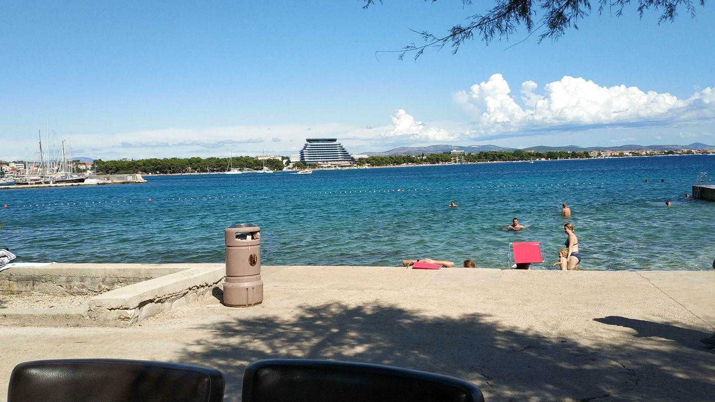Gradska plaža u Vodicama, pogled preko uvale prema marini