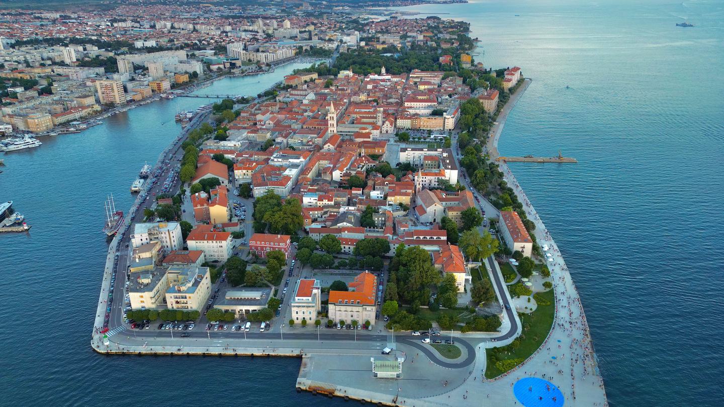 Zadarski poluotok iz zraka, stari grad i obalna šetnica